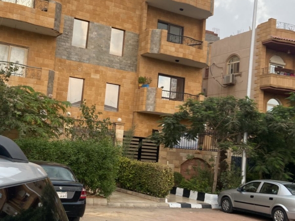 امتلك شقه لقطه 200م دور تانى بالبنفسج فيلات القاهره الجديده التجمع الاول