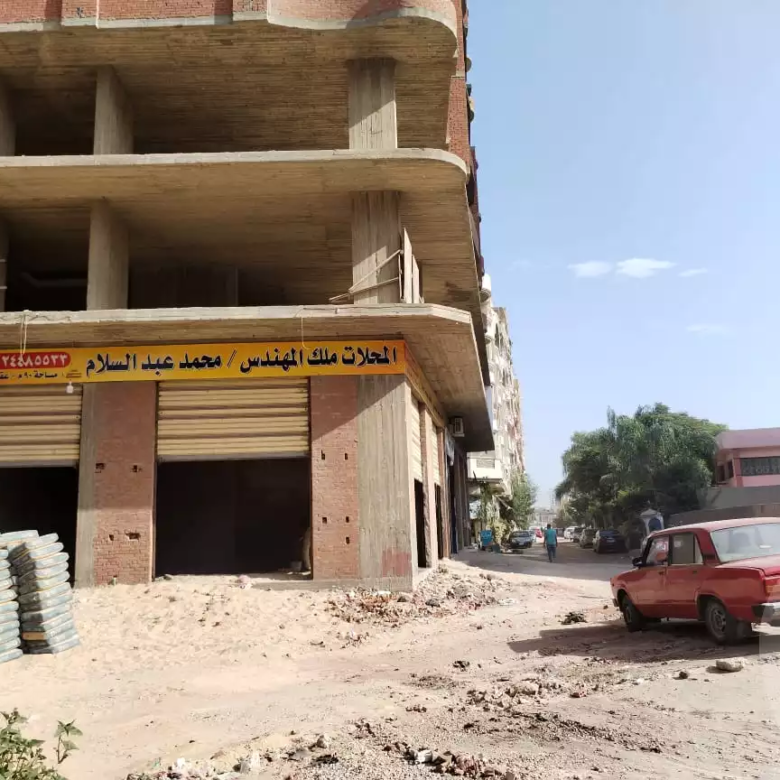 محل ناصيه شارعين قريب من الموقف