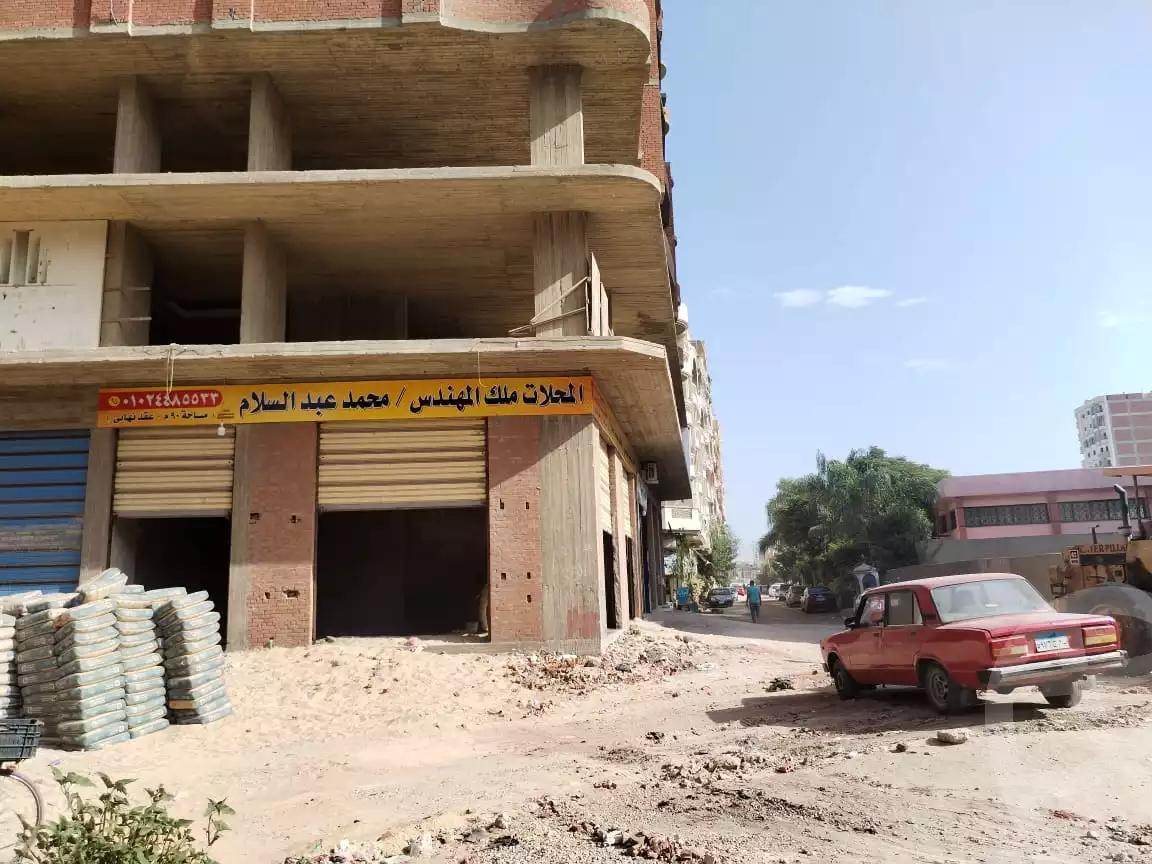 محل ناصيه شارعين قريب من الموقف