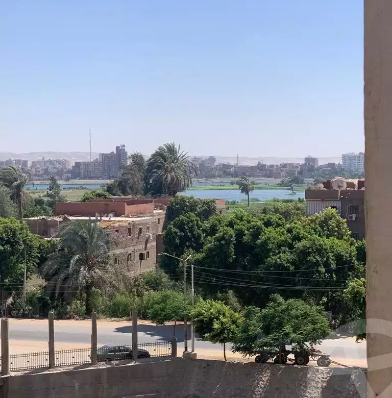 للبيع شقه مساحه 155م في ابراج الشركه السعوديه ببني مر خارجيه تري الشارع وتطل علي الممر الرئيسي للبرج الشقه دور تاسع مش اخير 2 اسانسير مرخصه نسبه في الارض باكيه جراج للشقه الشقه متقسمه 3 غرف وريسبشن كبير مطبخ و2 حممام مشطبه سوبر لوكس مطلوب 2 مليون ونصف .