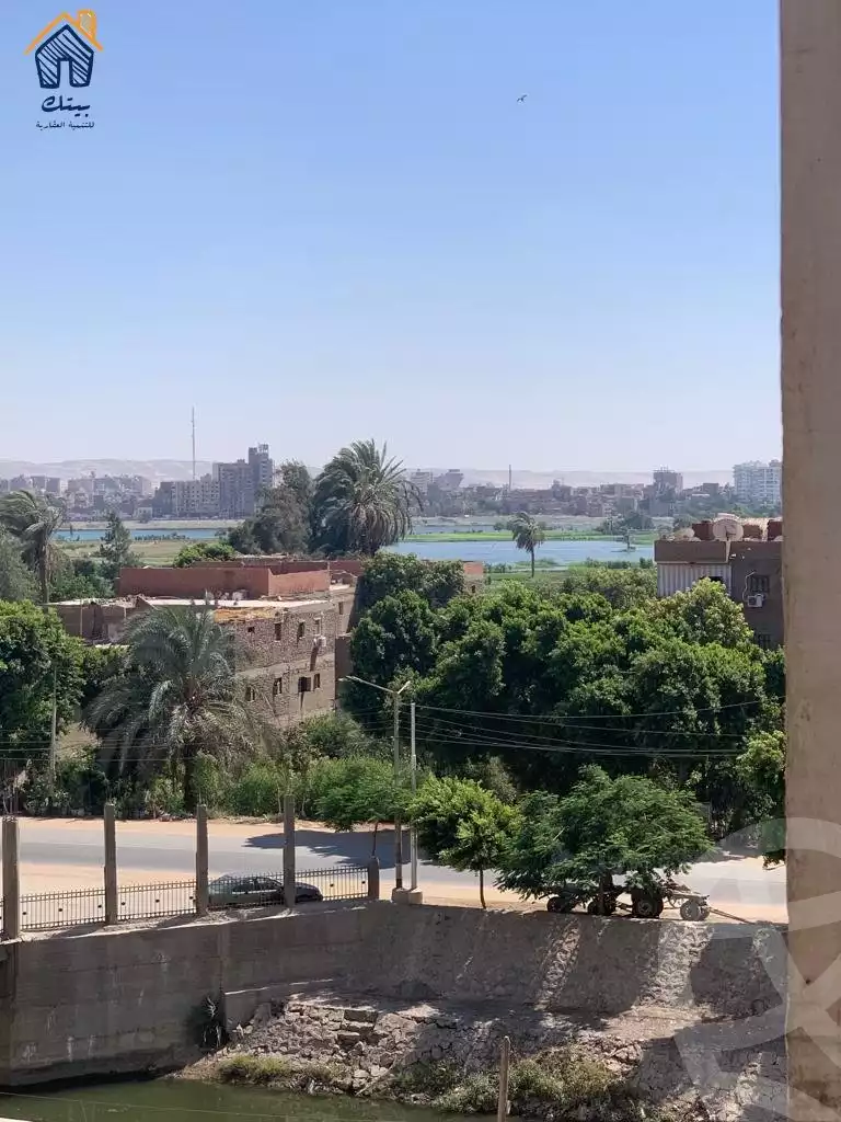 للبيع شقه مساحه 155م في ابراج الشركه السعوديه ببني مر خارجيه تري الشارع وتطل علي الممر الرئيسي للبرج الشقه دور تاسع مش اخير 2 اسانسير مرخصه نسبه في الارض باكيه جراج للشقه الشقه متقسمه 3 غرف وريسبشن كبير مطبخ و2 حممام مشطبه سوبر لوكس مطلوب 2 مليون ونصف .