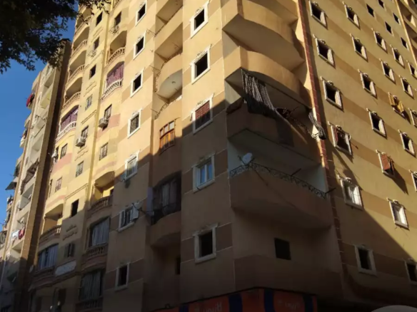 شقة ٤ غرف واسعة للبيع في شارع الجمهورية بأسيوط